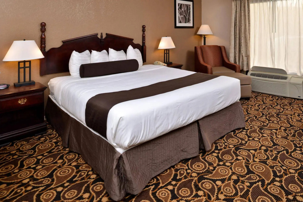 Mockingbird Inn & Suites