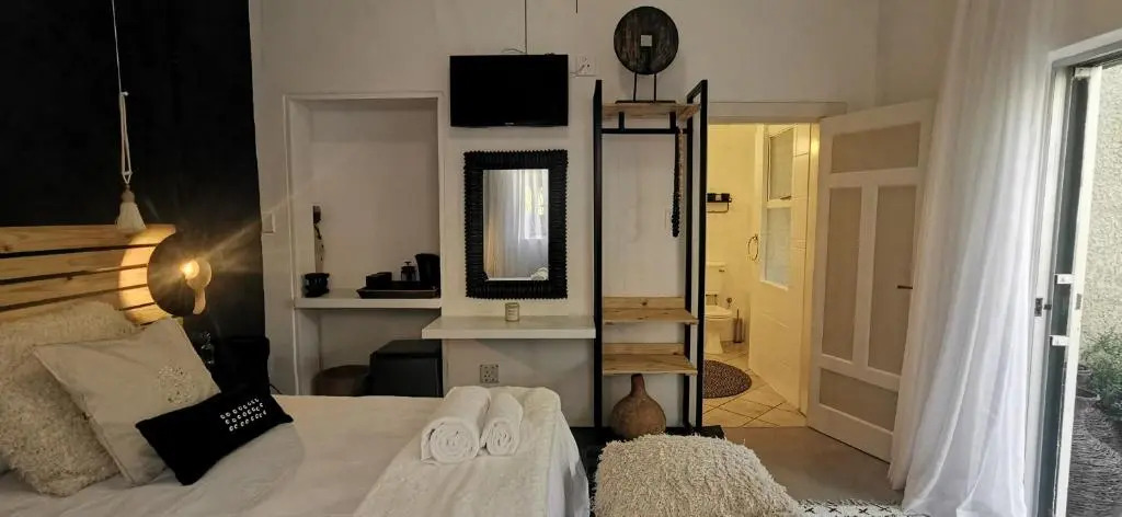 EXQUISITE PRIVATE LUXURY SUITE WITH KING BED at BOKMAKIERIE VILLAS