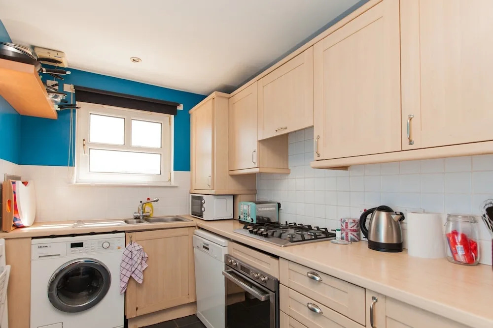 Ideal Fringe Base: Great Value + Free Parking!