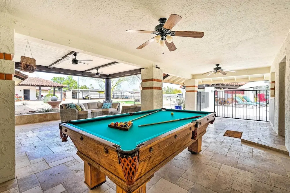 Pool & Putting Green: Group Getaway in Glendale
