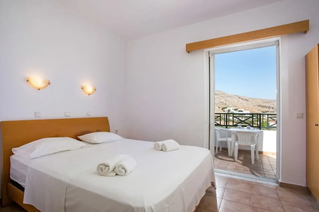 Lambis Studios & Apartments
