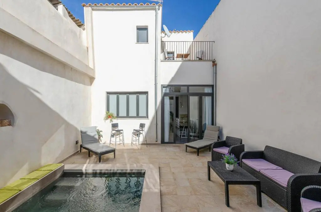 YourHouse Can Jordi, air conditioned holiday house with private pool