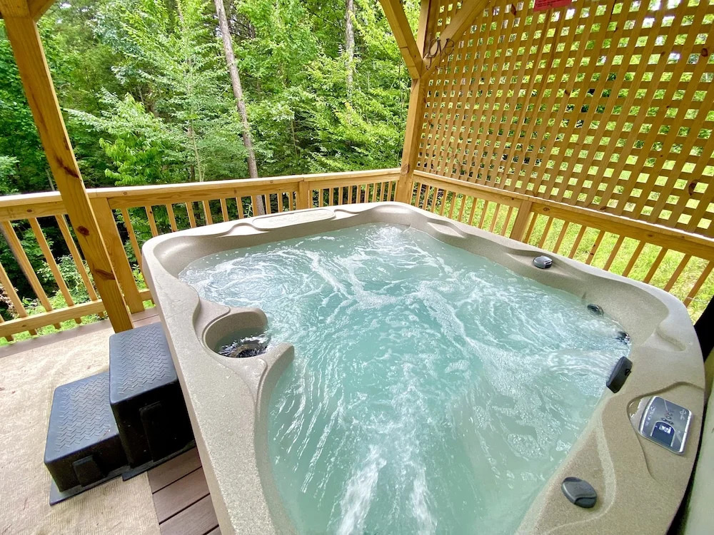 Foxes' Den Cabin with Private Hot Tub and Arcade Game by RedAwning