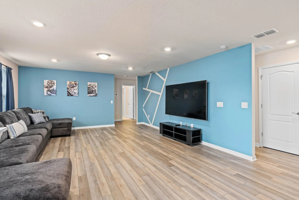 Upstay - 17 Guest Home w Pool  Hot Tub  BBQ  Games, Davenport