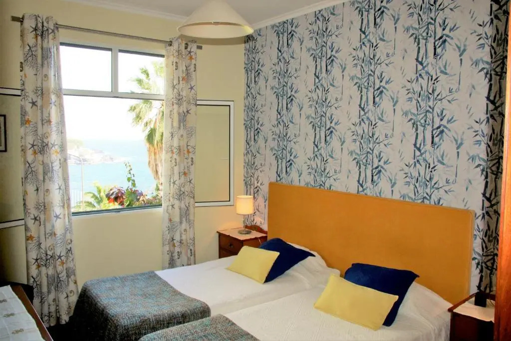 One bedroom bungalow with sea view enclosed garden and wifi at Funchal 1 km away from the beach