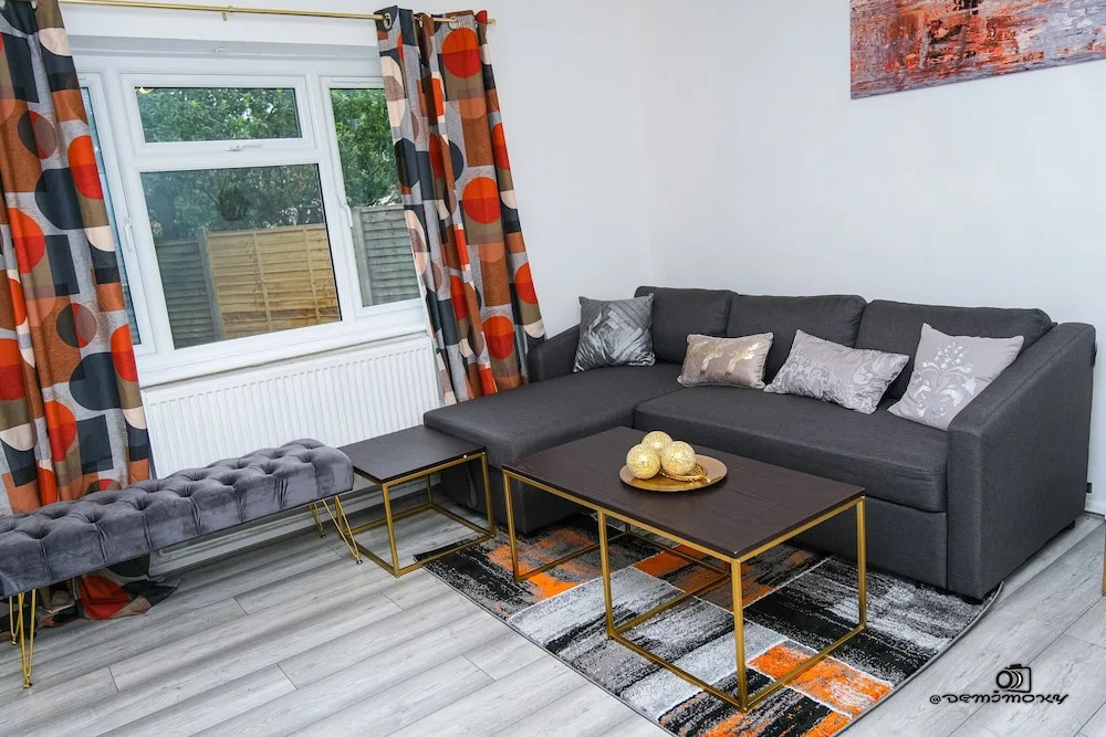7 Guests - 3 Bedrooms - Parking - Pet Friendly