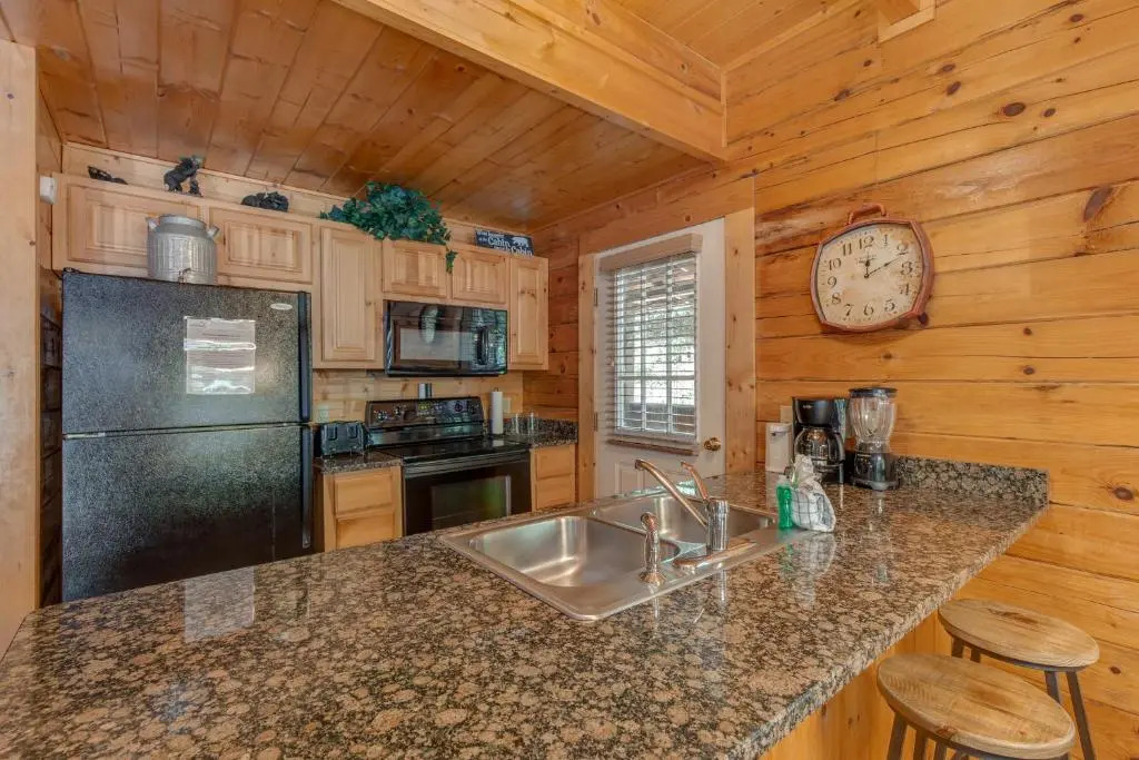 A Mountain Paradise, 2 Bedrooms, Sleeps 6, Pool Access, Hot Tub, Pool Table