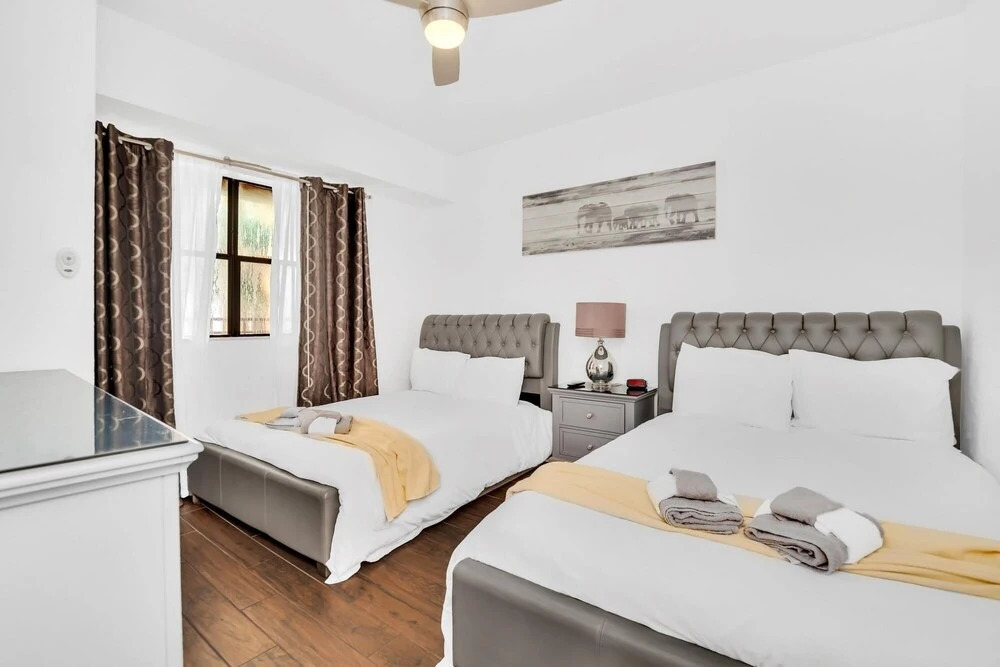 Beautiful Upgraded 2 BR Condo In Tourist District