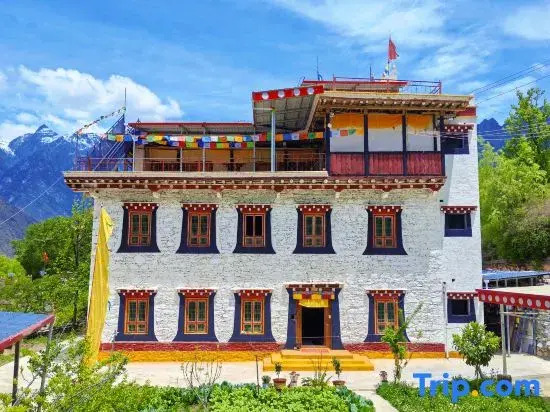 Sangdun Longzhu Homestay (Zhonglu Tibetan Village)