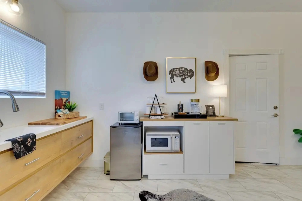 1 Mi to OU! Sleek Guest House w/ Gas Grill