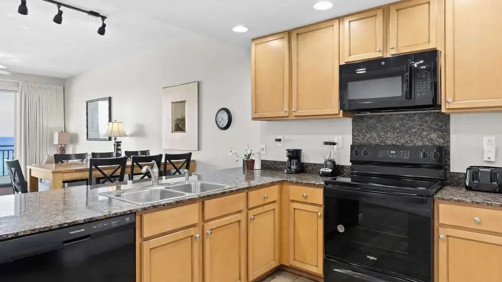2 Beachfront Condos BBQ Balconies, Resort Pool, Hot Tub + Direct Beach Access