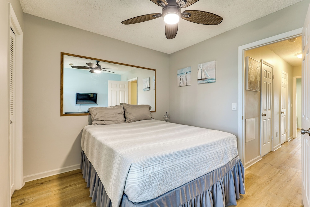 Cozy Carolina Beach Condo w/ Ocean Views!