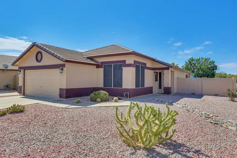 Patio + Fire Pit: Peoria Getaway Near Golfing!