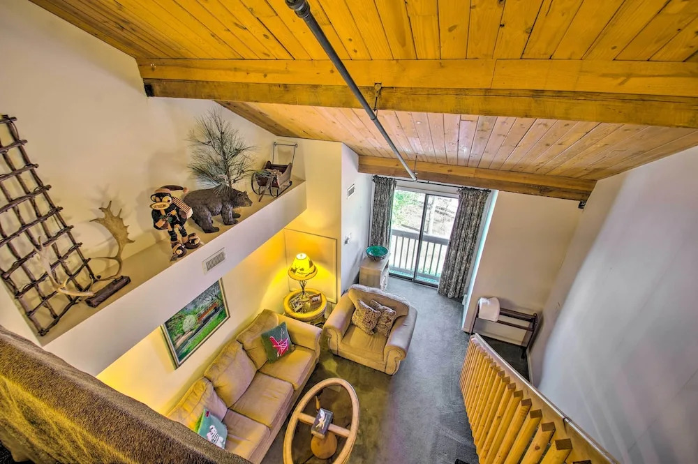 Snug Wintergreen Resort Studio: Ski In & Out!