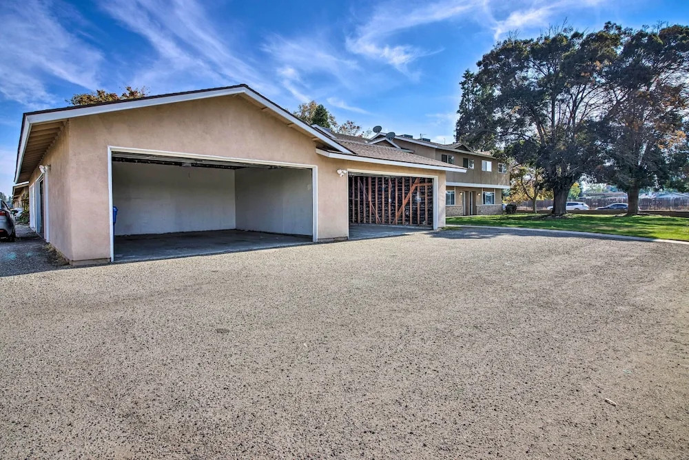 Central Bakersfield Townhome w/ Private Patio