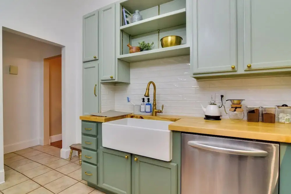 < 1 Mi to Moda Center: Walkable Portland Retreat!