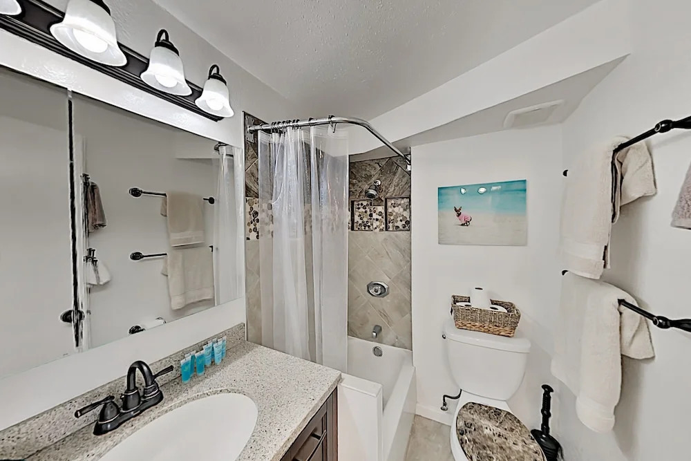 Hawaiian Monarch 1604 Condo by Redawning