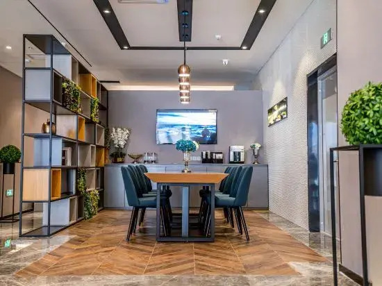 Homeinn Selected Hotel (Urumqi Railway Station Weixing Road)