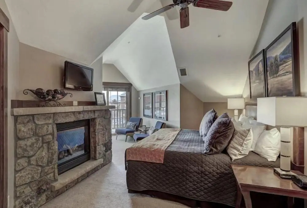 Crystal Peak Lodge 4 Bedroom Ski in, Ski out Slopeside Condo at the Base of Peak 7