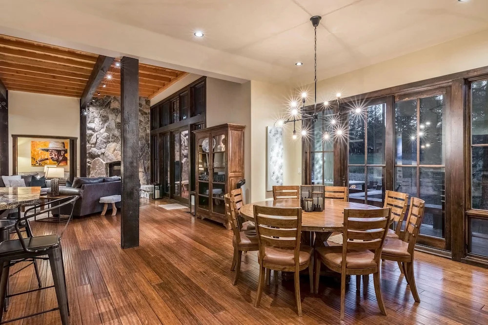 4BR Luxury Truckee Home by RedAwning