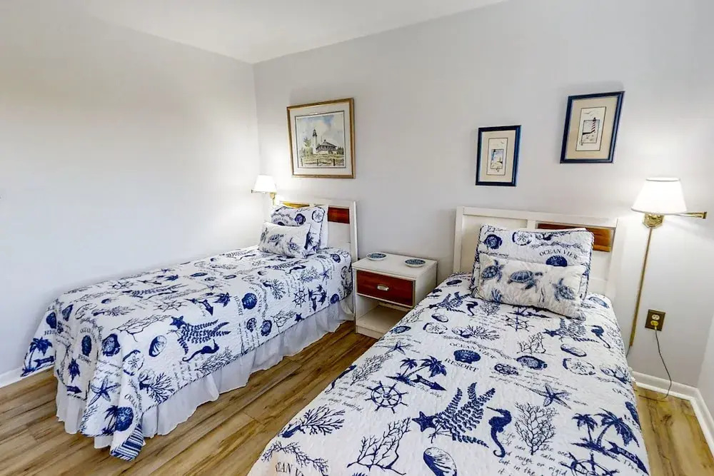 Spacious Condo With Beach Access, Balcony, AC & Outdoor Pool