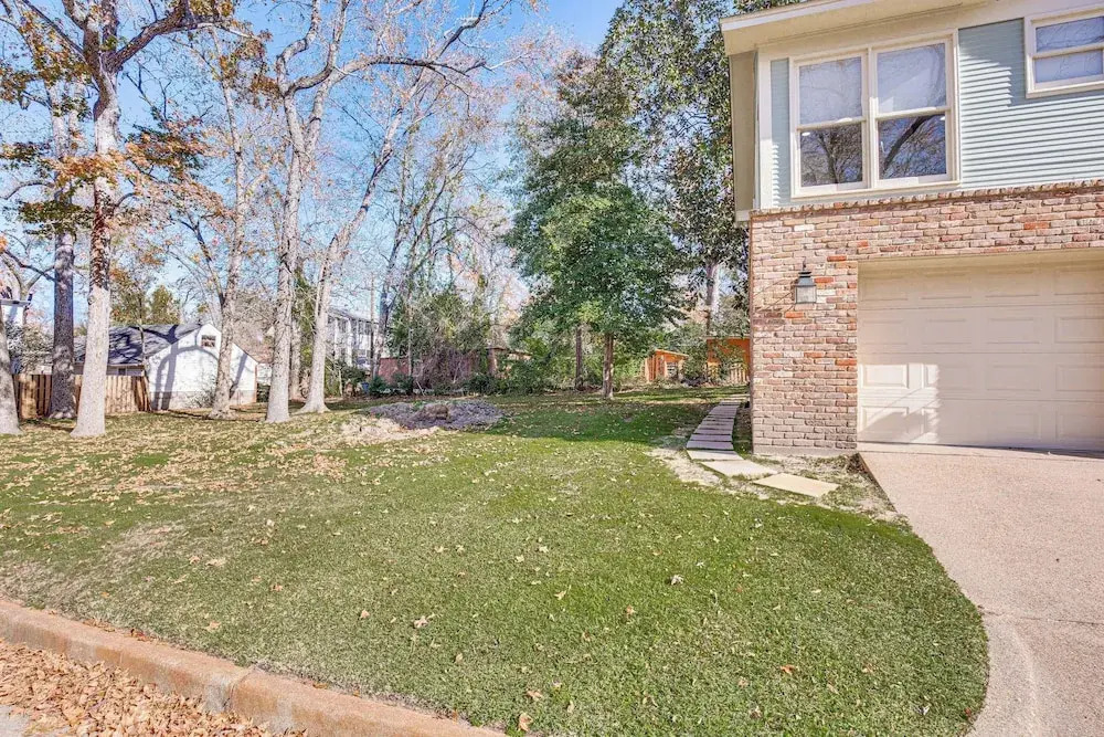 2 Mi to Tyler Rose Garden: Vibrant Apartment!