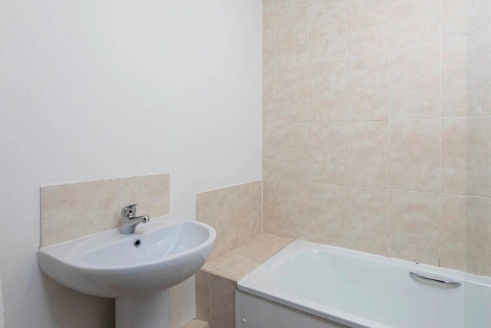 Cosy Central 3 Bed Property w/ Balcony - Sleeps 6