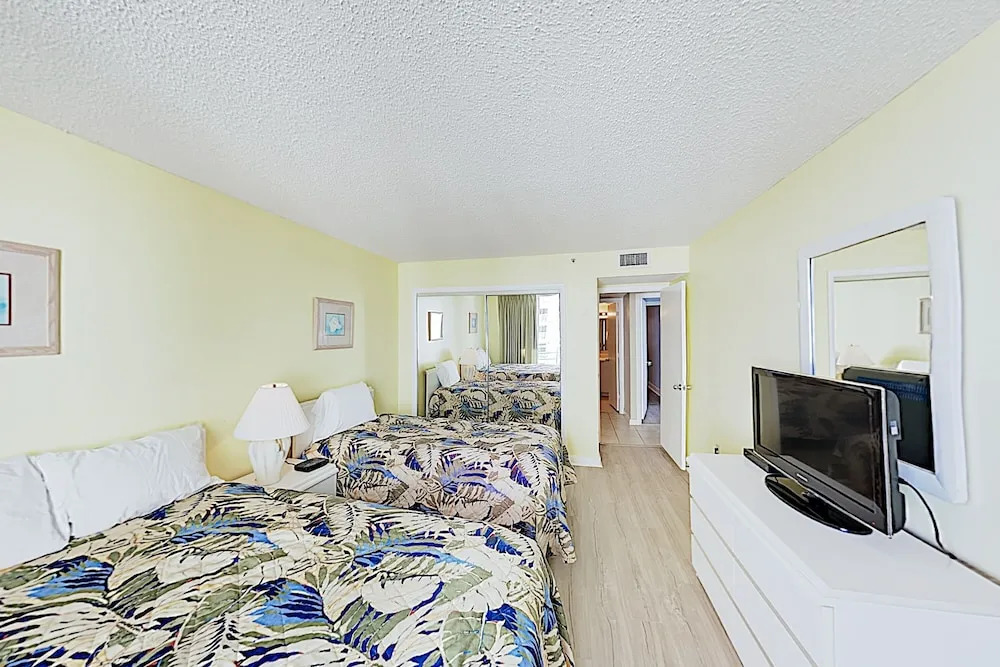 New Listing! Oceanfront W/ Pools & Hot Tub 3 Bedroom Condo