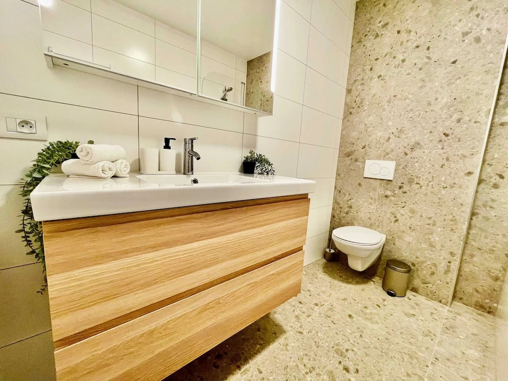 Luxury 2BR 1BA Near Fashion District by Oneluxstay