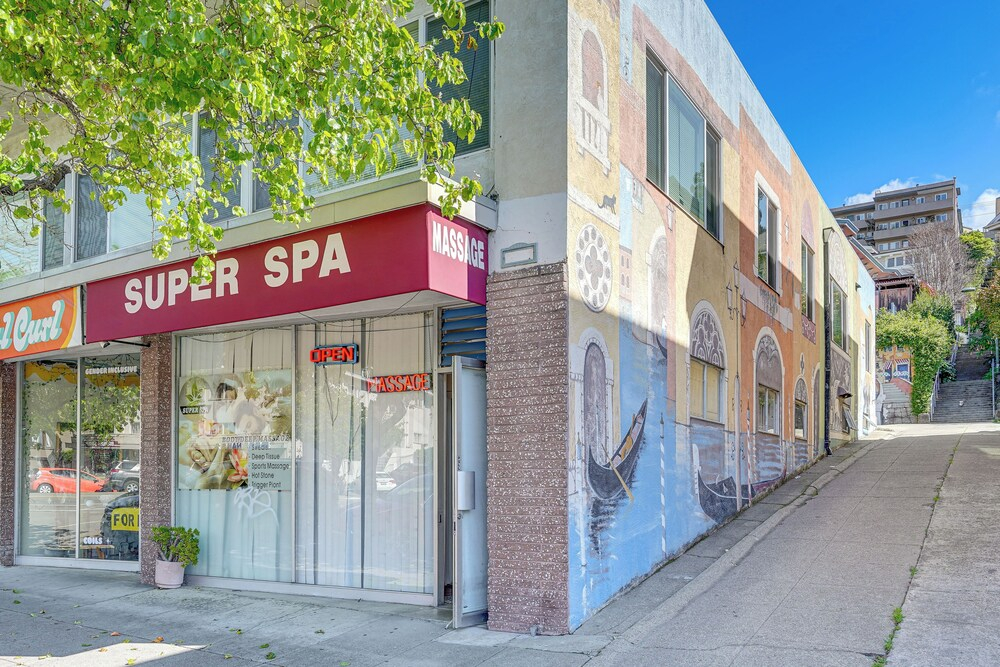 Walkable Dtwn Oakland Apt w/ Shared Rooftop!