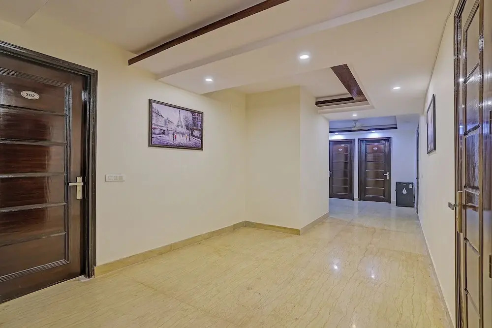 FabHotel Orchid White Inn - 600m from Noida Sector 16 Metro Station Noida
