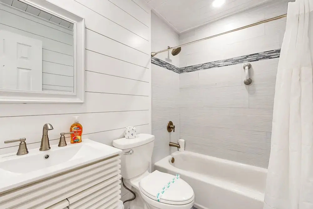 Inviting Beach House - Walk to Beach, Shopping & Dining