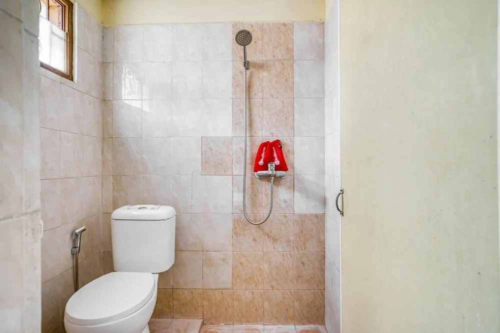 RedDoorz Plus near RSUD Dr. Pirngadi Medan 2