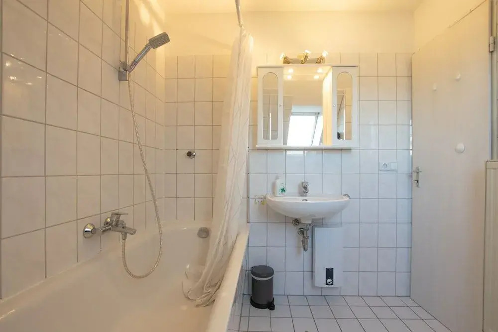 Old Town Large 3 Room Maisonette
