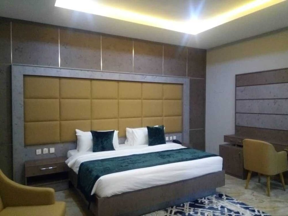 Elegant Hotel & Suites by City Green