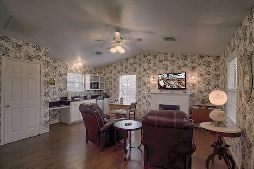 Serenity Bliss - Downtown Retreat with Pool & Hot Tub