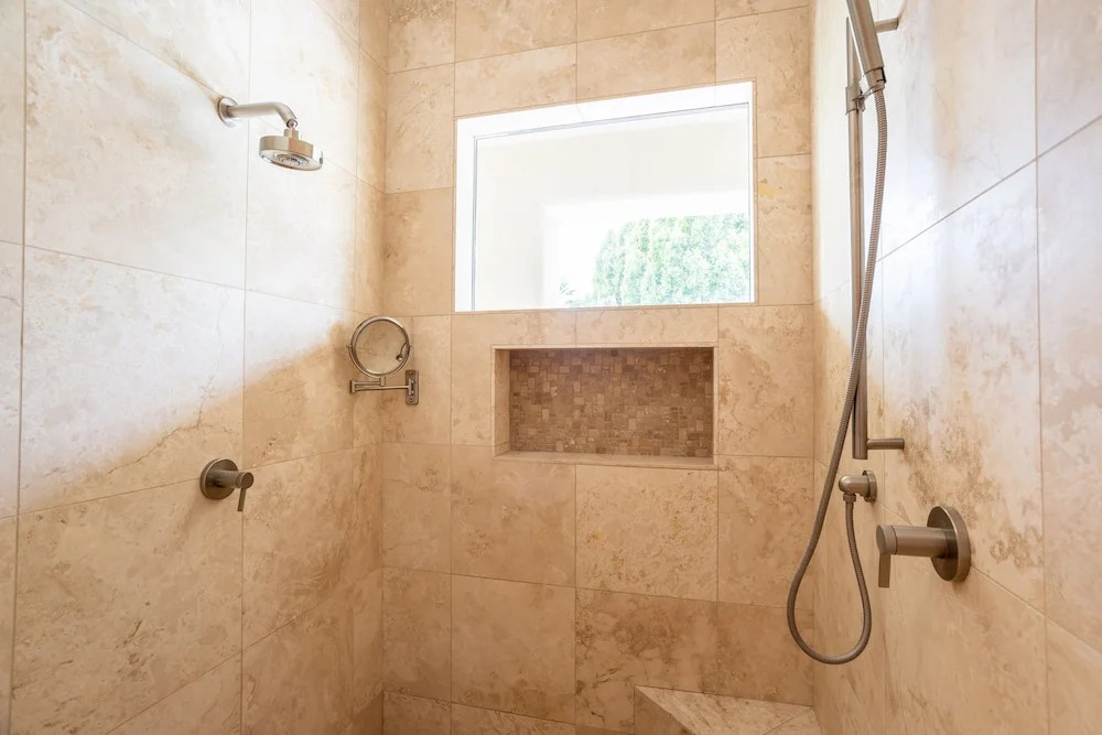 Upscale W/ Pool, Chefs Kitchen & Stables 6 Bedroom Home