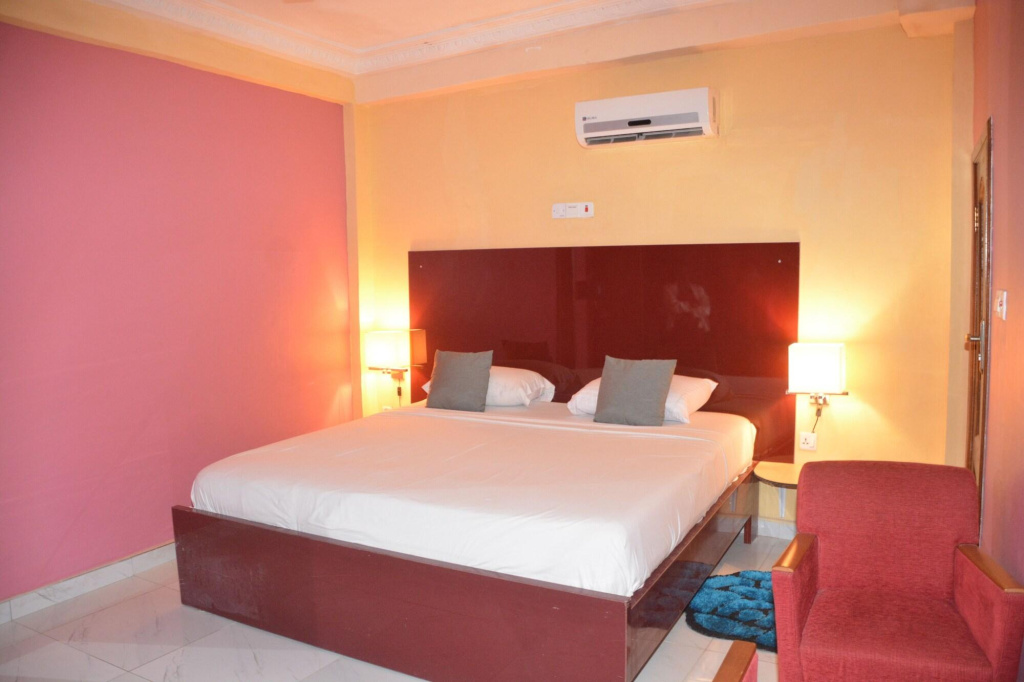 Royal Lee'S Hotel