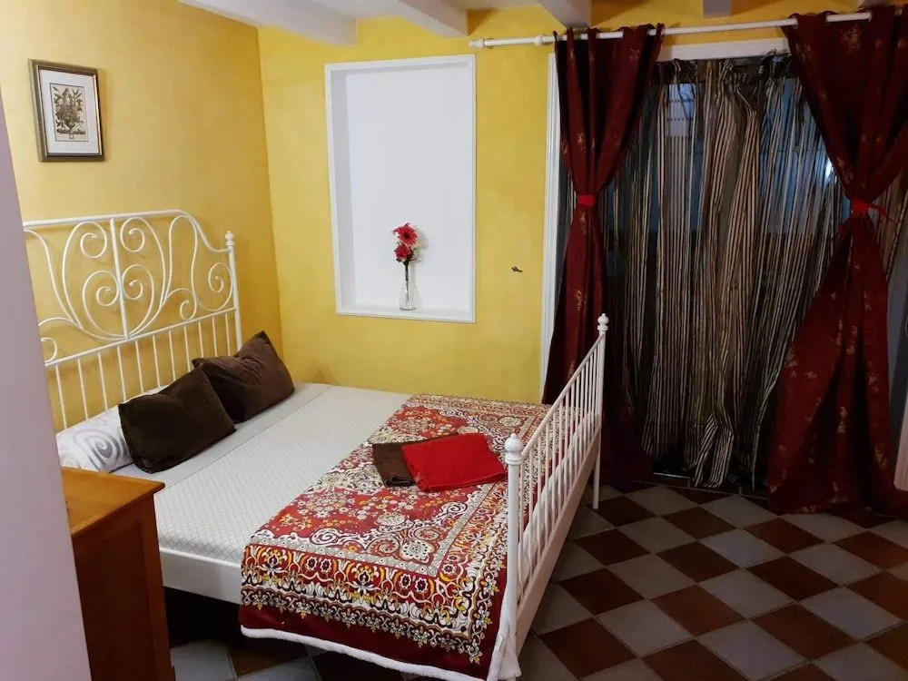 "Flora B&B "- Rooms in Privat Home Habitaciones en una casa privada