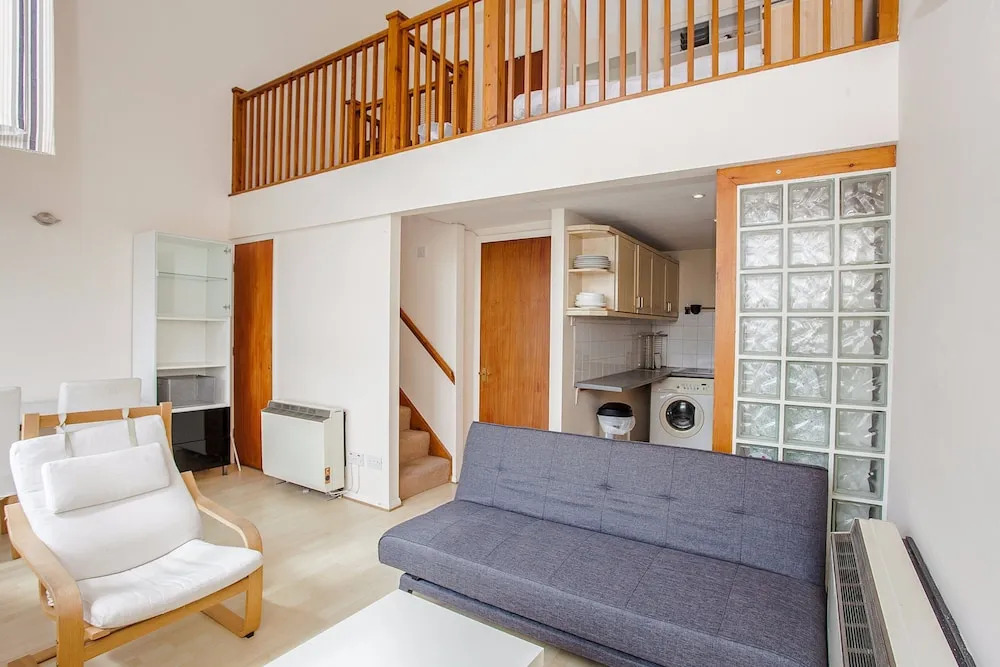 A Bright Top Floor Maisonette Along The Quays
