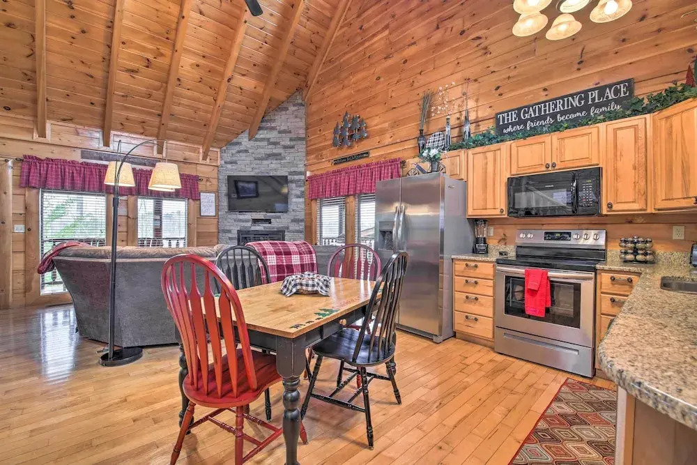 'cubbies Cabin' w/ Hot Tub ~ 7 Mi to Dollywood!