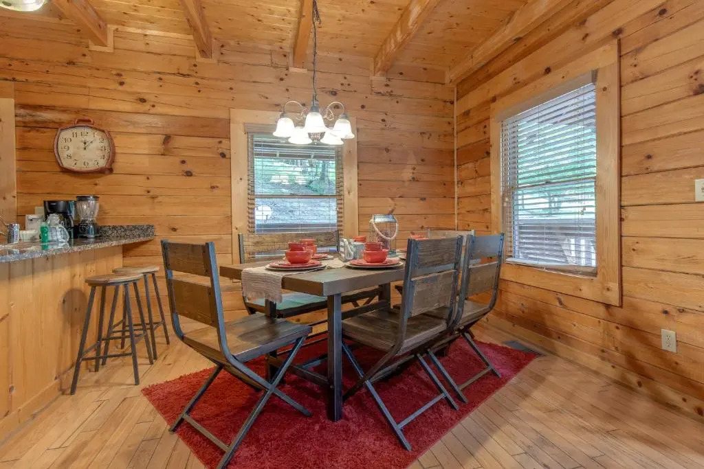 A Mountain Paradise, 2 Bedrooms, Sleeps 6, Pool Access, Hot Tub, Pool Table