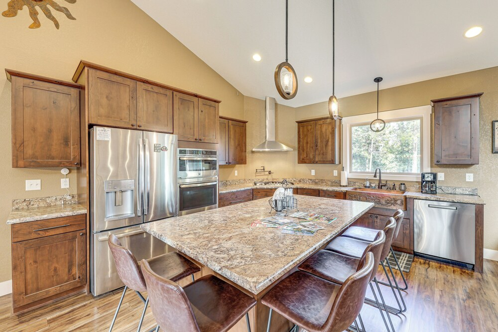 Deck + Views: Scenic Group Getaway in Lakeside!