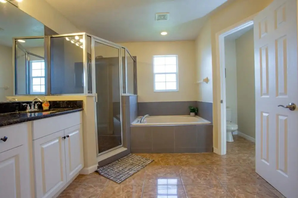 Cheerful 5 bed - 4 Bath Spacious Home