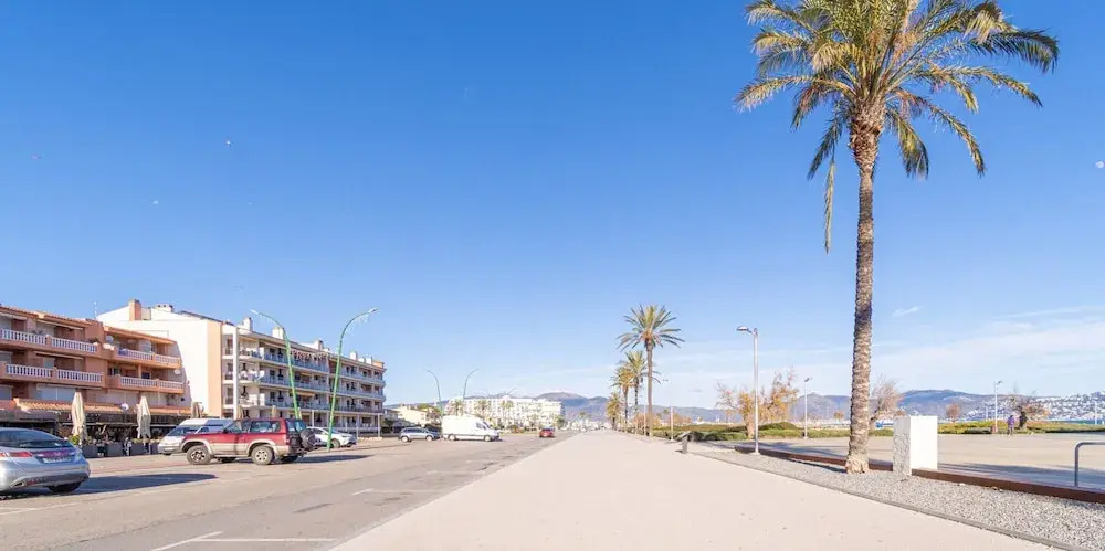 Beachfront Apartment in Empuriabrava With Pool