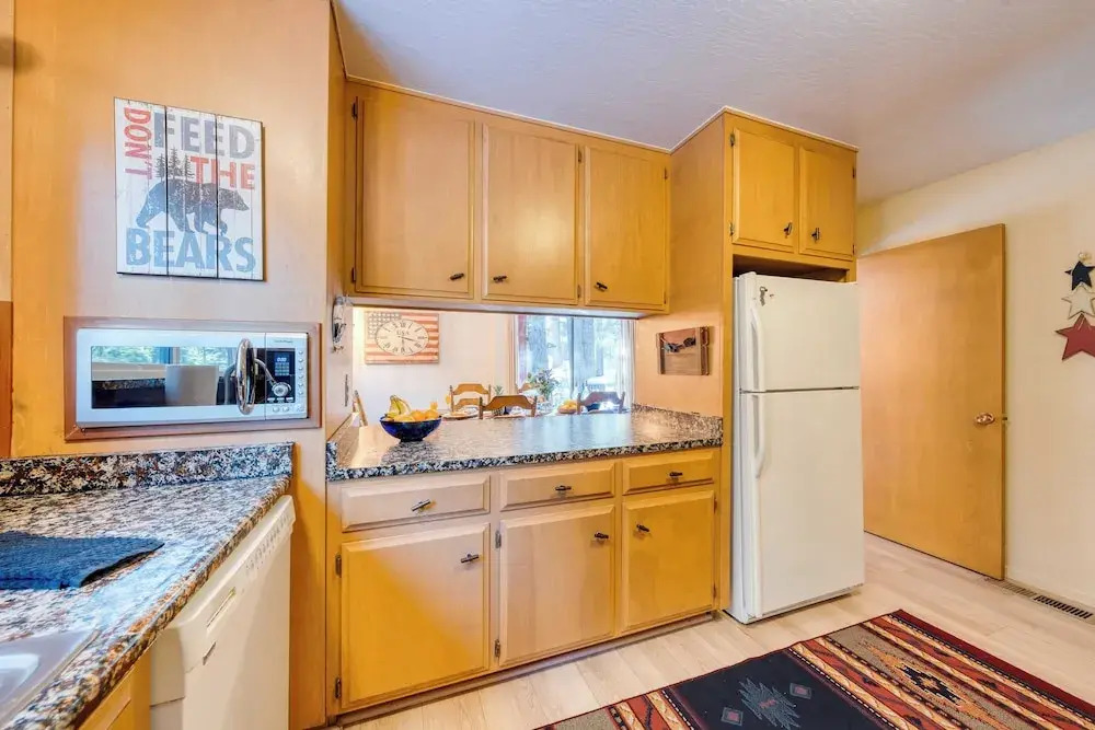 Mountain Cabin w/ Fireplace, Balcony & Easy Ski Access Bear Americana