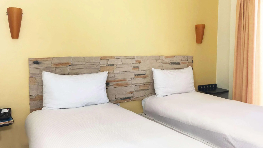 Seven Crown Express & Suites by Kavia