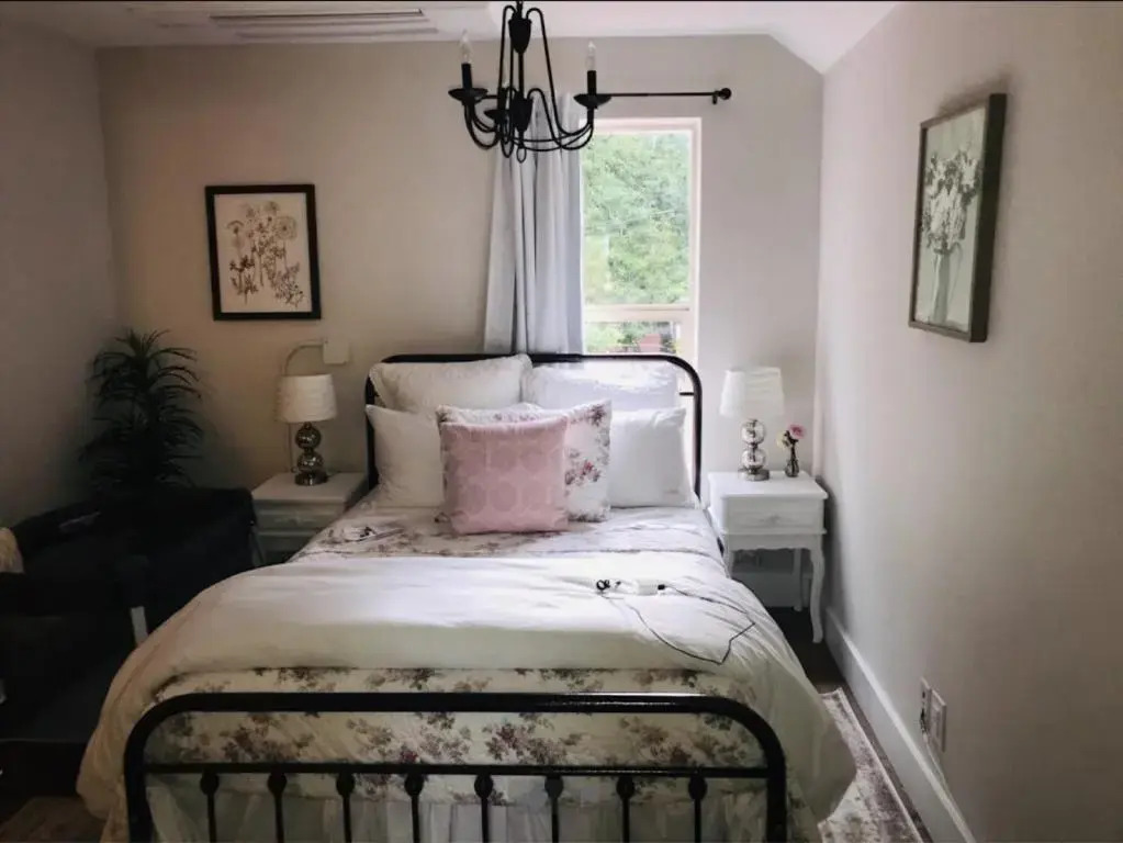 The Farmhouse Inn & Kitchen, 2 blocks from Downtown Whitefish, Montana