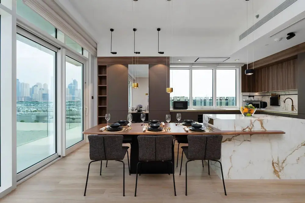 Maison Privee - Deluxe 3BR Apt w/ Dubai Marina View and Beach Access