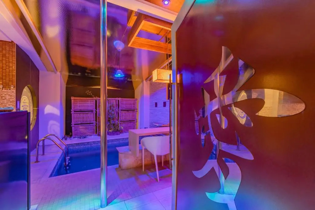 Dragon Motel (Только для взрослых)